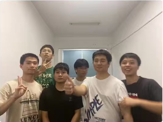 先进成图大赛结束后的团队获奖合影
