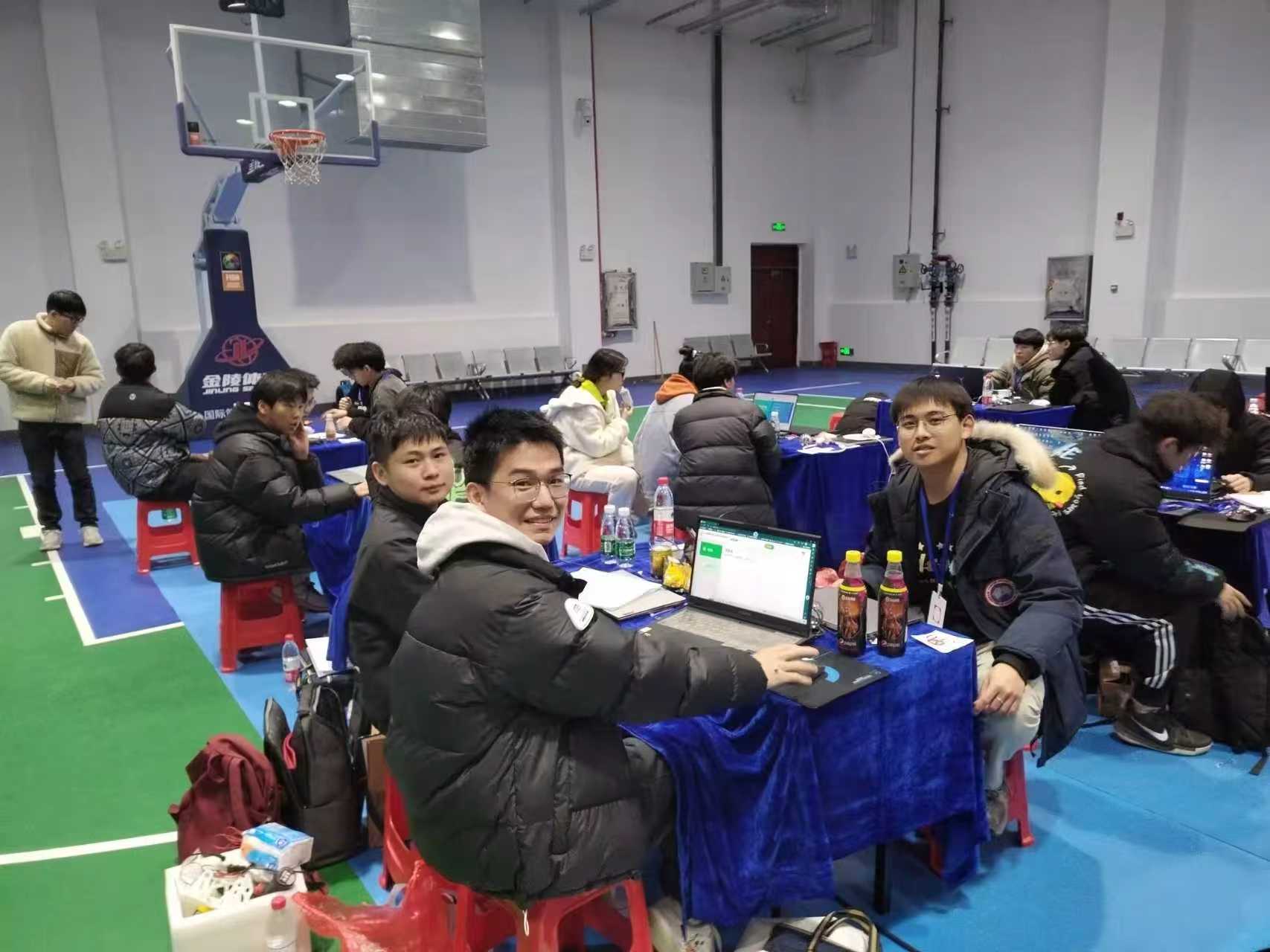 2023 年大学生工程训练大赛团队在赛场工作台前合影