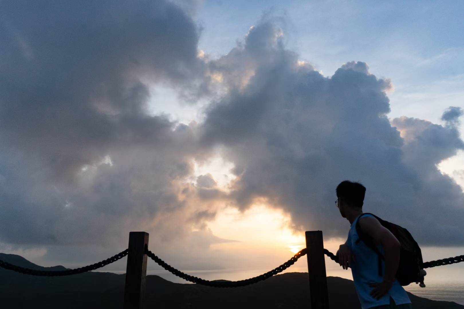 2025 年麦理浩径徒步途中面向山海的剪影
